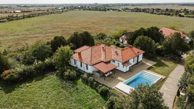 Conacul boieresc Koșca din Dâmbovița, cu 10 camere și piscină, oferit la prețul de 450.000 de euro lângă București