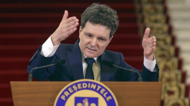 Nicușor Dan semnează demisiile miniștrilor PSD și numirile interimare înainte de revenirea în țară