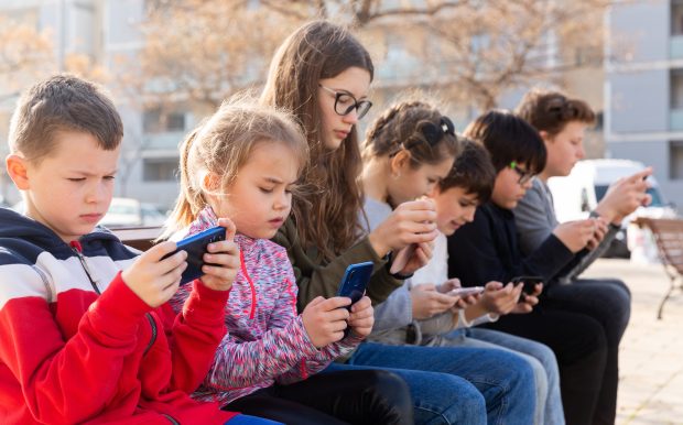 Potrivit unui studiu, peste 30% dintre români vor interzicerea accesului copiilor sub 16 ani la rețele sociale 