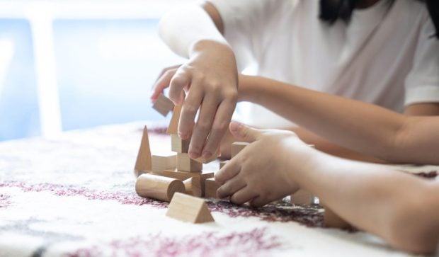 „Grădinița groazei” din Craiova: copii forțați să se bată între ei și pedepsiți cu bandă adezivă pe gură