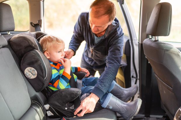 Noi reguli și sancțiuni pentru transportul copiilor în mașină: când este obligatoriu înălțătorul auto și ce riscă șoferii
