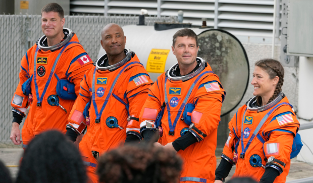Artemis 2 se întoarce acasă: NASA a proiectat costumele portocalii pentru cel mai rău scenariu posibil