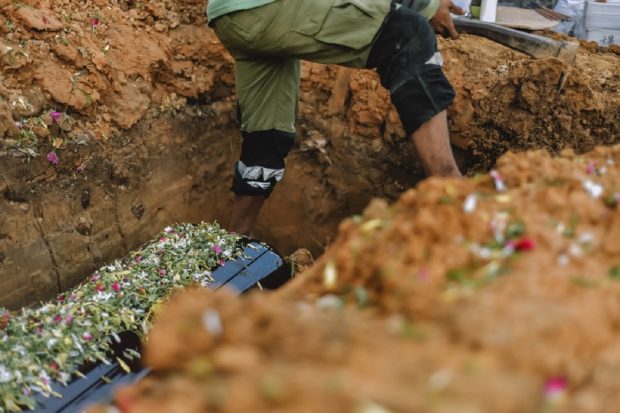 De ce sunt îngropaţi morţii la 2 metri adâncime
