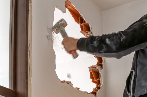 Un francez și-a demolat propria casă după ce nu a reușit să evacueze românii care o ocupaseră ilegal