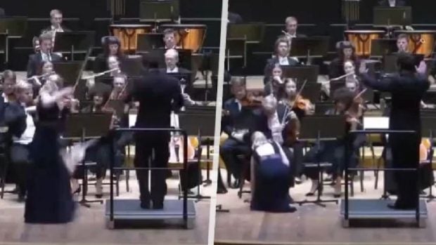 Momentul în care dirijorul doboară vioara de milioane de euro la care cânta o artistă, în Finlanda | VIDEO