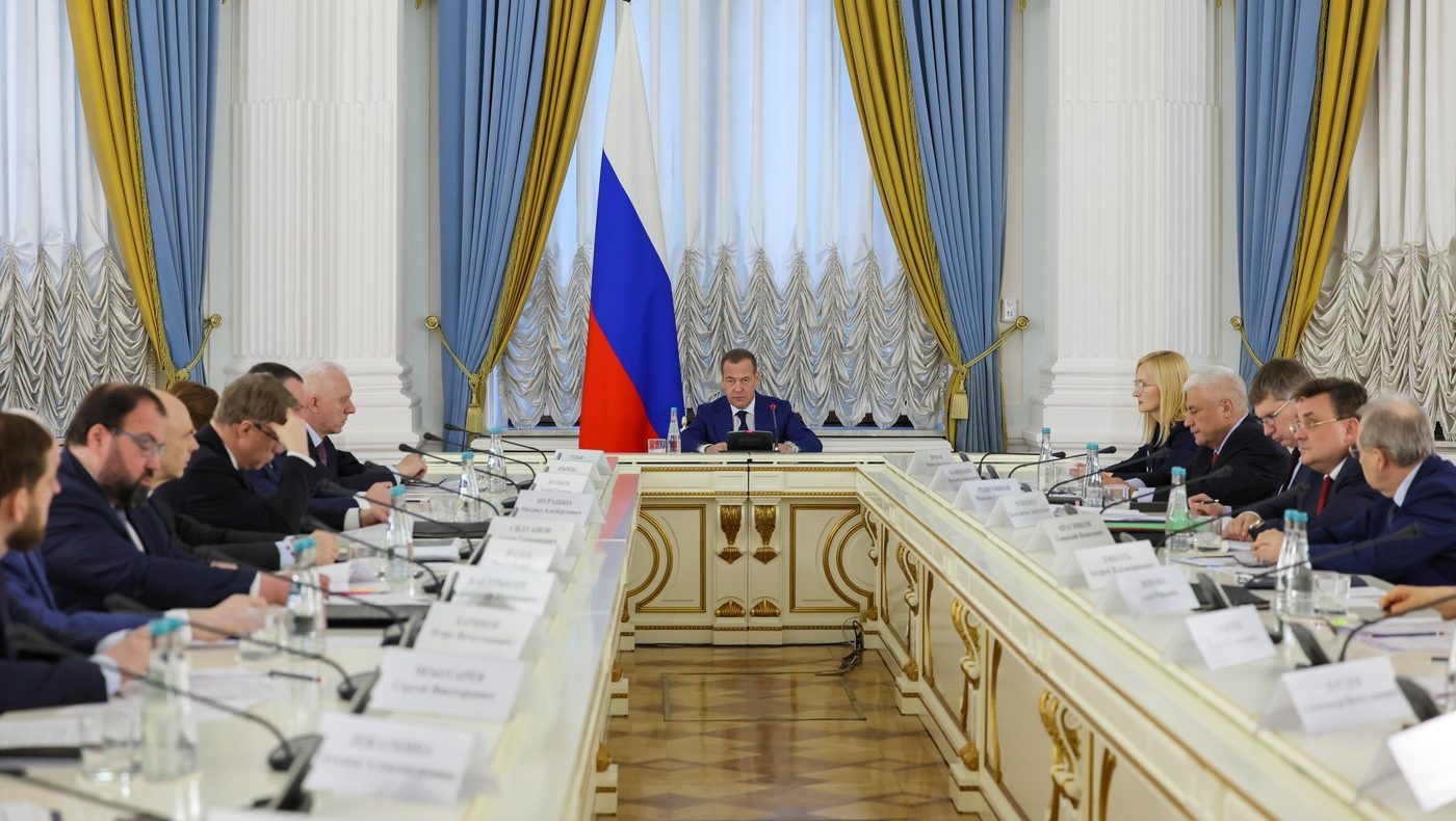 Poza pentru articolul Dmitri Medvedev amenință Europa, după ce un bloc din Galați a fost lovit de o dronă rusească: „S-a terminat cu liniştea! Este război!”