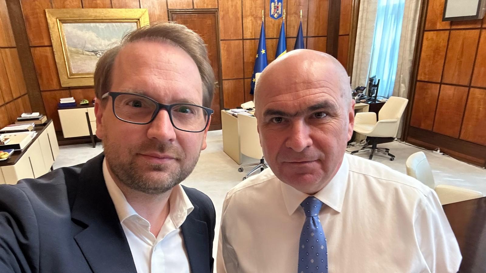 Fotografie în biroul premierului în care se vede un tablou Car cu boi de Nicolae Grigorescu