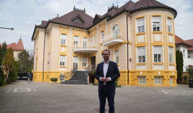 Dominic Fritz a intrat cu jandarmii în palatul Loga 52 din Timișoara: Primăria a recuperat clădirea de la clanul Momiță și o va transforma în grădiniță