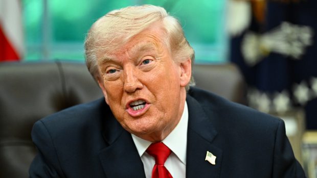 Donald Trump majorează la 25% taxele vamale pentru autovehiculele europene. Prima reacție din UE