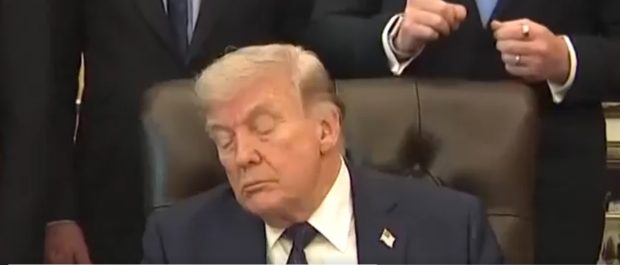 Donald Trump surprins din nou ațipind în timpul unui eveniment oficial: reaprinde discuțiile despre starea sa de sănătate