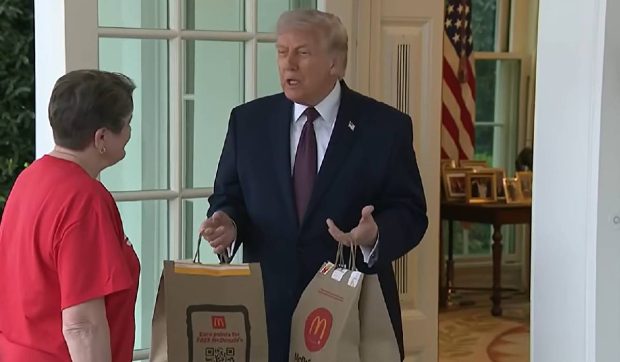 Donald Trump și-a comandat mâncare de la McDonald’s în timpul conferinței de presă și a vorbit despre criza din Ormuz