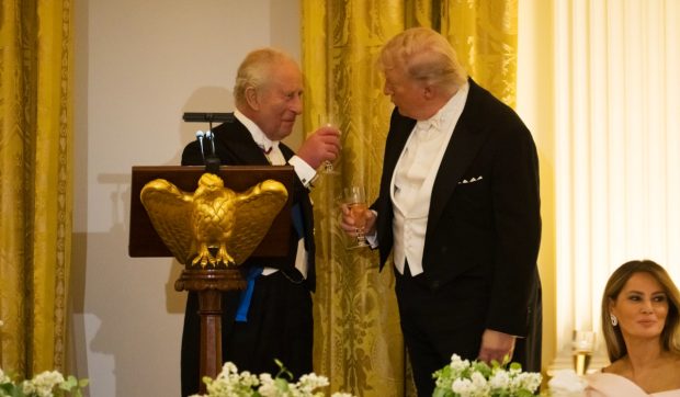 Donald Trump elimină tarifele la whiskey după vizita Regelui Charles: „M-au convins aproape fără să ceară”