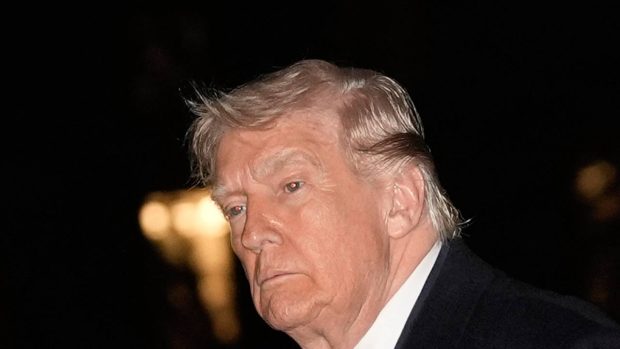 Donald Trump, în cădere liberă în sondaje, a ajuns la recordul negativ al lui Joe Biden: cum îi afectează războiul și portofelul pe americani