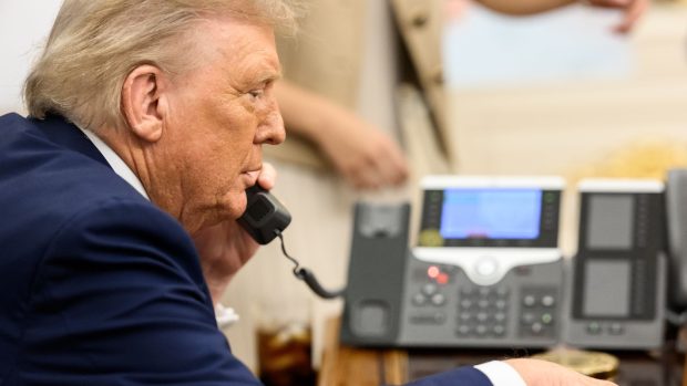 Donald Trump a vorbit o oră și jumătate cu Vladimir Putin la telefon: „Îl cunosc de mult timp”