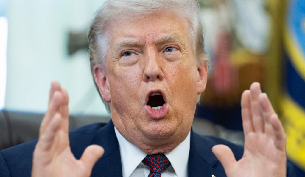 Donald Trump cu gura deschisă și cu mâinile în jurul capului.