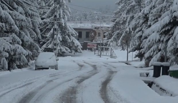 Navetiștii din Harghita, blocați în zăpadă în plină primăvară din cauza lipsei contractului de deszăpezire