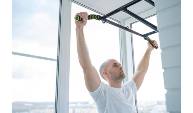 Antrenează-ți eficient partea superioară a corpului: 7 exerciții esențiale la bara de tracțiuni pentru acasă