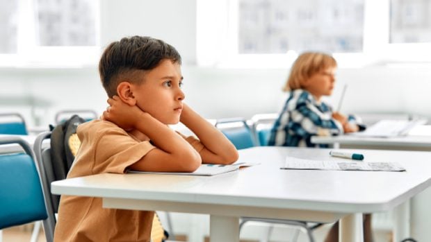 Un elev din Brăila, de clasa a III-a, nevoit să învețe lângă colegul care l-a înjunghiat de zeci de ori: „Are o frică tot timpul”