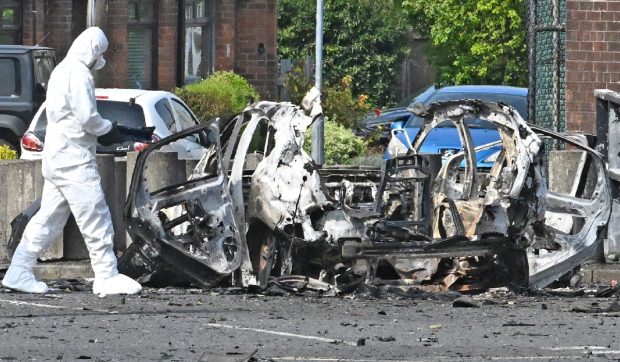 Explozie a unei mașini-capcană în fața unei secții de poliție din Belfast, suspectată implicarea Noii IRA