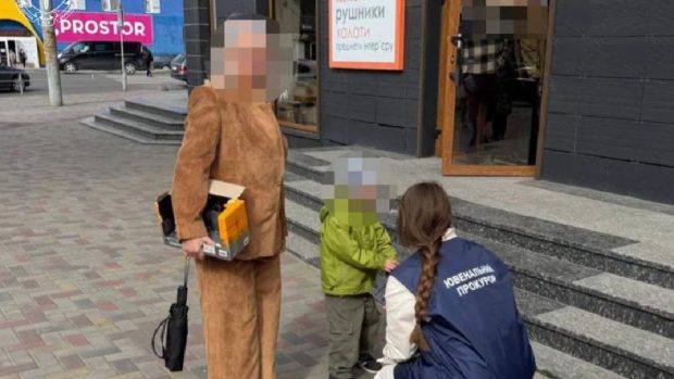 O femeie din Ucraina prinsă în flagrant încercând să-și vândă fiul de 6 ani pentru 25.000 de dolari