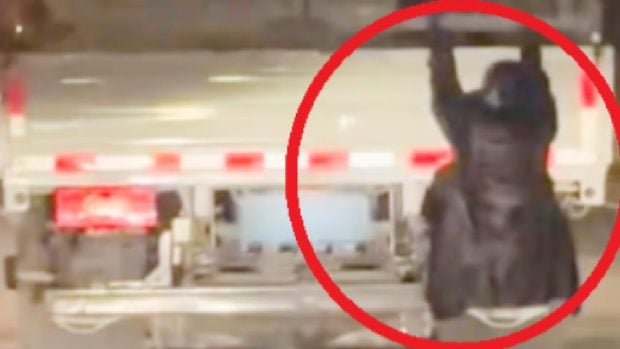 O femeie s-a agățat în secret de camioneta soțului său pentru a-i demasca infidelitatea, în China. Ce a pățit bărbatul