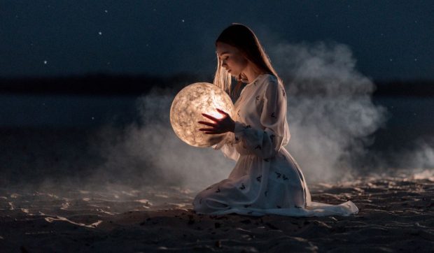 Horoscop săptămânal 20-26 aprilie 2026. Zodii care iau decizii radicale