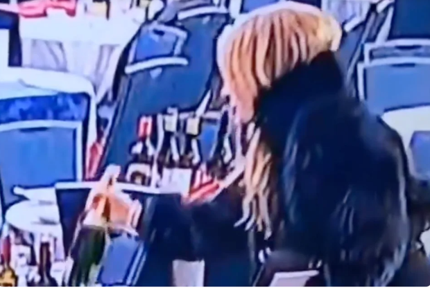 Incident neașteptat la cina Asociației Corespondenților: o femeie surprinsă furând sticle de vin în timpul evacuării