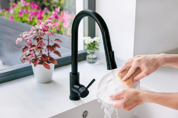 Rolul ascuns al celei de-a doua găuri din chiuvetă: adevărata sa funcție