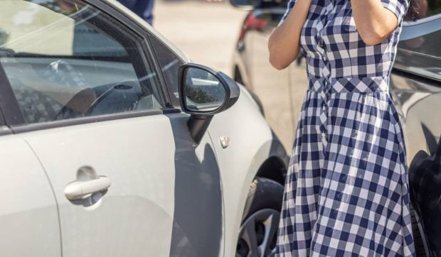 O femeie din Cluj, blocată în trafic și amenințată cu moartea de soț prin copilul de 6 ani: „Spune-i la mă-ta că o spânzur!” Cum a scăpat bărbatul basma curată