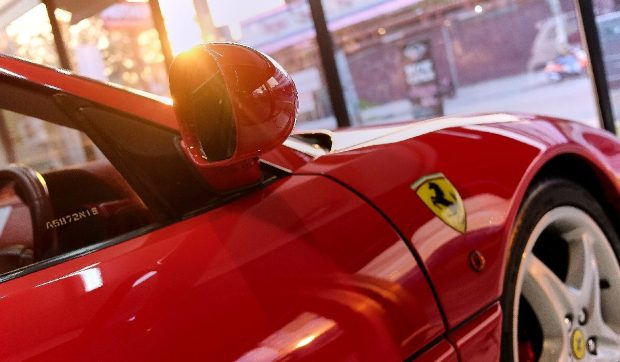 Un bărbat a vrut să vândă un Ferrari fals cu 60.000 de euro și a fost obligat să distrugă mașina