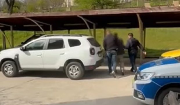 Un șofer fără permis din Dolj a fost urmărit de poliție până în casa părintească: fratele său i-a lovit pe polițiști și i-a amenințat cu moartea