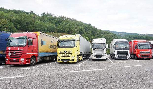 Șoferii de TIR declanșează o grevă națională în Italia între 20 și 25 aprilie din cauza creșterii prețului la motorină