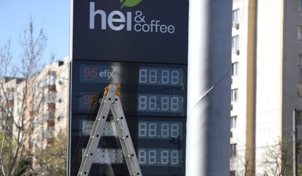 Prețul benzinei a crescut, dar motorina s-a ieftinit cu aproape 40 de bani, marți, 7 aprilie 2026. Cât costă un litru de carburant în București, Cluj-Napoca, Timișoara, Iași și Constanța