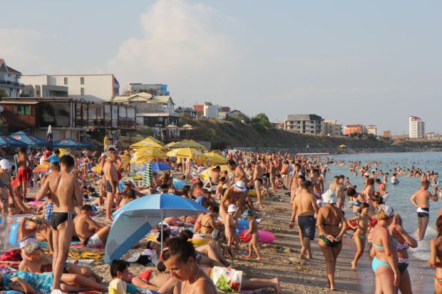 Ministrul Economiei îi îndeamnă pe români să-și petreacă vacanțele în țară: „Putem face acest efort, pentru că sunt nişte ani grei pentru turism”