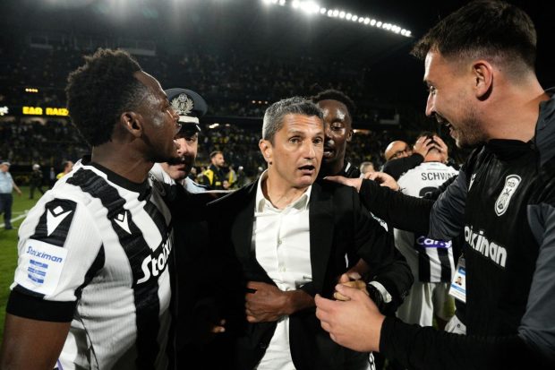 Răzvan Lucescu, primit cu aplauze și îmbrățișări de jucătorii lui PAOK la revenirea pe teren