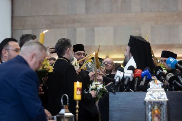 Lumina Sfântă a aterizat pe Otopeni, la capela aeroportului, locul unde se aprinde prima candelă din România adusă de la Ierusalim