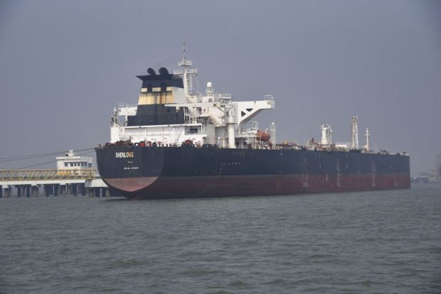 Niciun gram de petrol nu mai trece prin Ormuz. Cum au rămas 20.000 de marinari blocați pe mare
