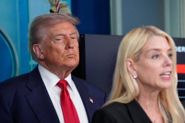 De ce l-a dezamăgit Pam Bondi pe Donald Trump și a pierdut șefia Departamentului de Justiție: legătura cu dosarul Epstein
