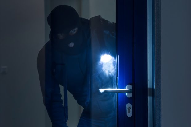 Un hoț a încercat să convingă poliția că a spart un magazin pentru a prinde un alt hoț, în Scoția. A fost prins cu un coș plin de băuturi