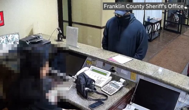 Un hoț din Ohio fură banii dintr-un hotel și mulțumește politicos recepționerei înainte de a pleca