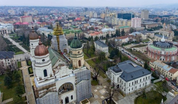 Licitație de 2 milioane de euro pentru 4.200 de tone de bitum la Iași. Cum au fost eliminați competitorii și cine a câștigat contractul