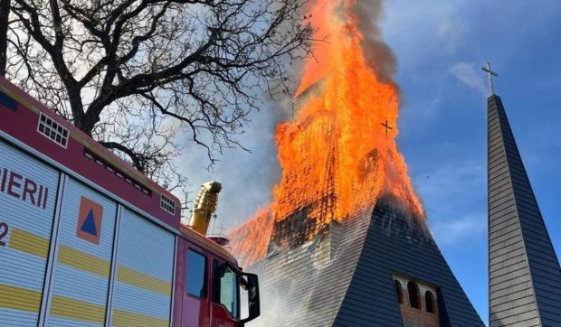 Incendiu puternic la o biserică în construcție din Șurdești, intervenție cu șapte autospeciale