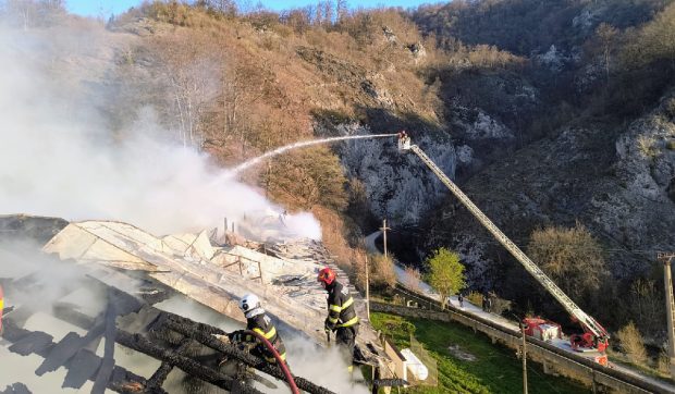 Incendiu la Mânăstirea Bistrița, în ziua de Paște: o femeie a fost găsită carbonizată