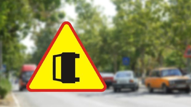 Ce înseamnă indicatorul rutier cu o mașină răsturnată pe fundal galben. Care sunt amenzile pentru ignorarea acestuia