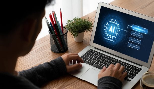 Escrocheriile cu locuri de muncă false alimentate de inteligența artificială: metode și semnale de avertizare