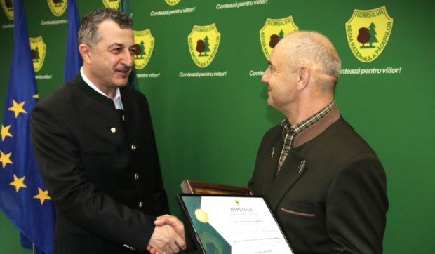 Aurel Frandeş, pădurarul care le-a găsit pe Rebeca și Melisa, dispărute la Târnăveni, a fost premiat de Romsilva