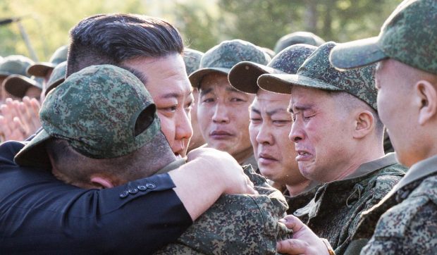 Kim Jong-un laudă sacrificiul soldaților nord-coreeni trimiși în Ucraina, inclusiv autodetonarea pentru a evita capturarea