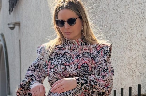 Imagine Stire Noi imagini cu Laura Cosoi însărcinată în luna a șaptea. Cum a apărut vedeta pe stradă. „Trăiesc cea mai bogată viață într-o rochie second-hand” | 2review.ro