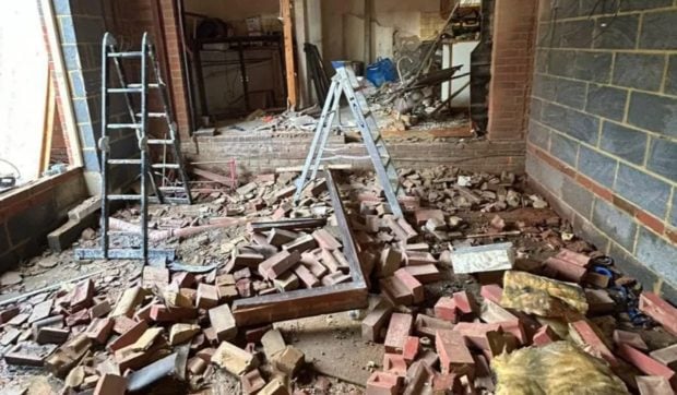 Familie britanică cheltuiește zeci de mii de euro pe renovare, dar constructorul distruge casa și îi acuză pe proprietari de hărțuire