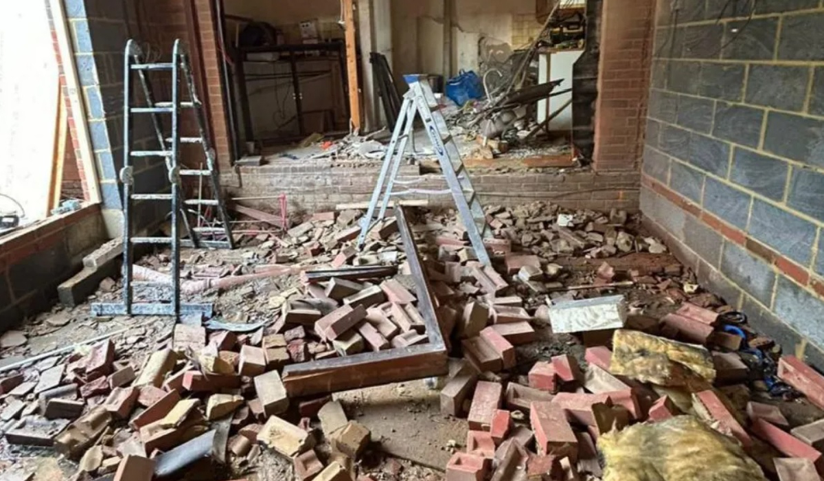 și renoveze casa, dar constructorul a distrus